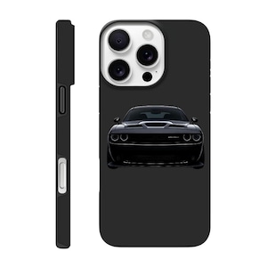 Könnte beinhalten: Schwarze Handyhülle mit einem Schwarzweißbild eines Dodge Challenger Muscle Cars. Die Hülle hat einen schwarzen Hintergrund und ein weißes Kameraobjektiv.