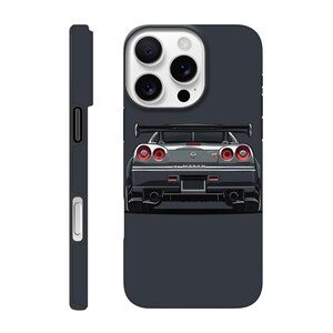 Peut inclure: Une coque de téléphone iPhone noire avec un renflement de caméra blanc et une vue arrière d'une Nissan Skyline GT-R grise.