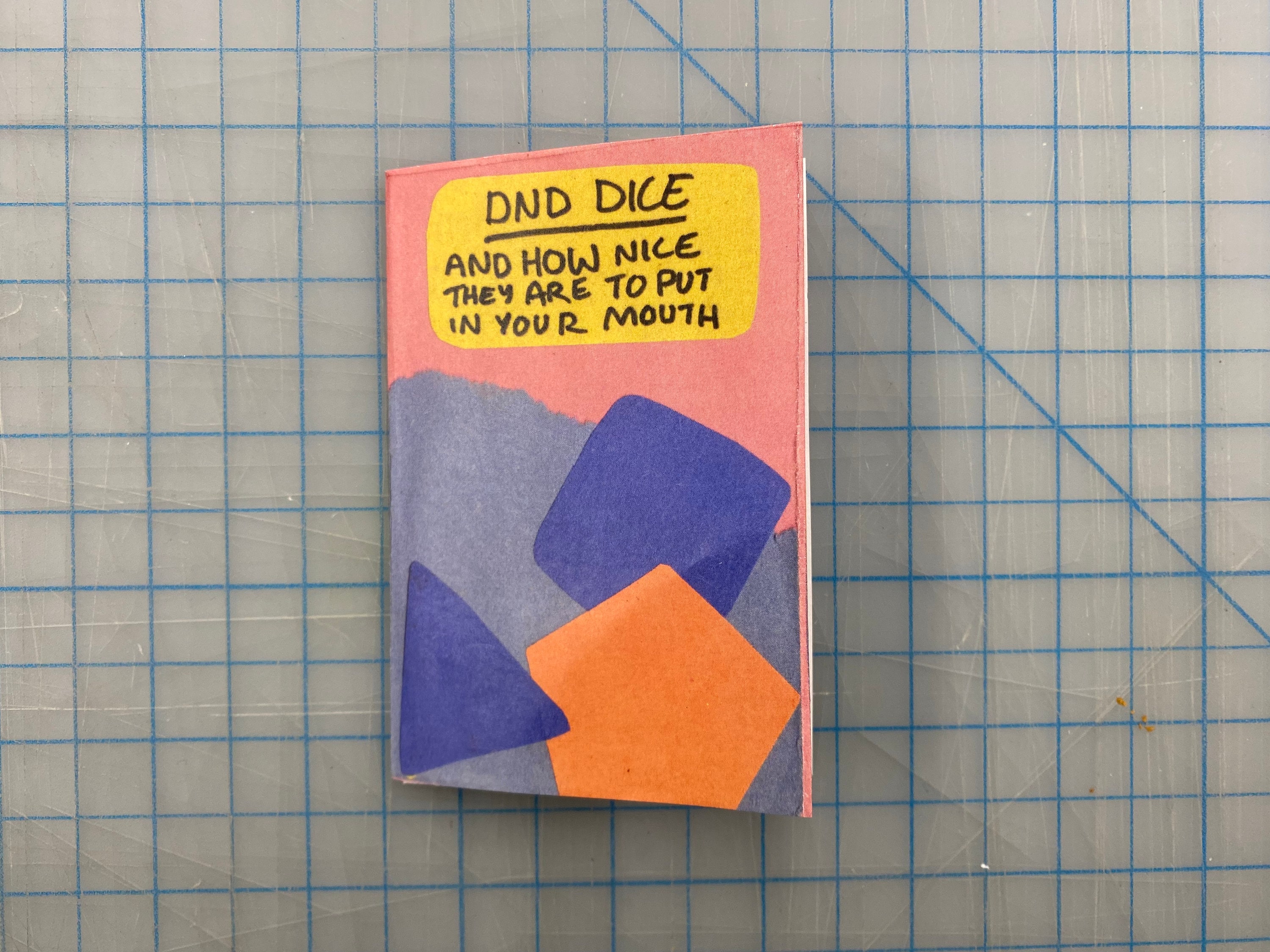 dnd würfeln und wie schön man sie in den Mund nimmt // Mini Zine als Einzelstück