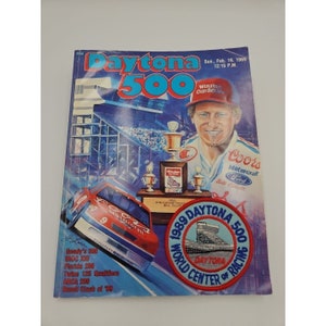 Pode incluir: Um programa vintage para a corrida Daytona 500 de 1989. A capa apresenta um carro de corrida vermelho, branco e azul com o número 9 no lado. O programa também apresenta uma foto de Bill Elliott, o vencedor da corrida, segurando um troféu. O texto na capa diz "Daytona 500" e "Winston Cup Series".