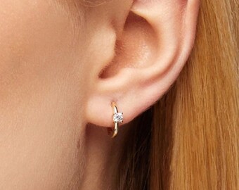 Pendientes Huggie de diamantes de Caitlyn Minimalista • Pendientes de aro de diamantes pequeños • Pendientes minimalistas