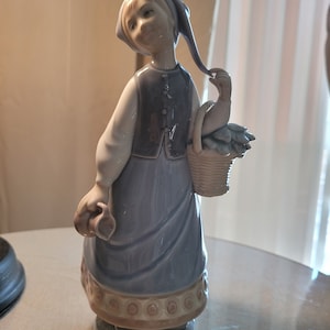 Charming VINTAGE LLADRO Porcelain Woman With Scarf Dated 1978