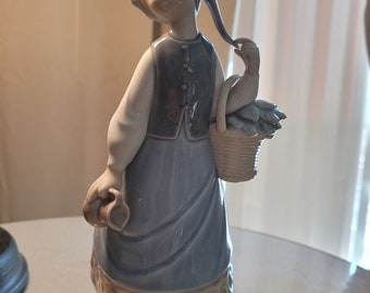 Charmosa mulher de porcelana VINTAGE LLADRO com lenço datada de 1978
