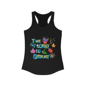 Könnte beinhalten: Schwarzes Tanktop mit einer bunten Grafik, auf der "THE LORD IS GREAT" steht, umgeben von stilisierten Blättern und Blumen.