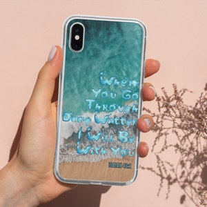 Könnte beinhalten: Eine transparente Handyhülle mit einer Strandszene und dem Text "When you go through deep waters I will be with you Isaiah 43:2"