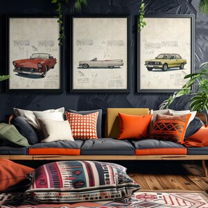 Pode incluir: Três impressões emolduradas de carros antigos em uma parede cinza escura acima de um sofá cinza com almofadas laranja e estampadas. O sofá está na frente de um piso de madeira com um tapete estampado.
