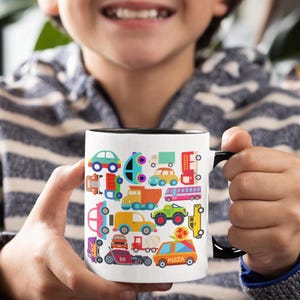 車のイラストが描かれた、小さなお子様向けの楽しいコーヒーカップ。お子様の誕生日やクリスマスのプレゼントに。コレクター向けのユニークな楽しいマグカップ。
