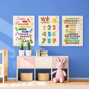 Puede incluir: Tres carteles educativos coloridos con huellas de dinosaurio. El primer cartel muestra los colores del arcoíris con huellas de dinosaurio. El segundo cartel muestra los números del 0 al 9 con huellas de dinosaurio. El tercer cartel muestra los meses del año con huellas de dinosaurio.