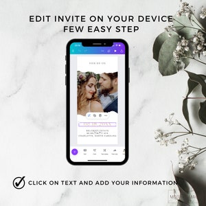 Puede incluir: La pantalla de un tel&eacute;fono m&oacute;vil que muestra una plantilla de invitaci&oacute;n de boda con una foto de una pareja, texto que dice "JOIN US ON" y campos de texto editables para la fecha, la ubicaci&oacute;n y otros detalles. El texto "CLICK ON TEXT AND ADD YOUR INFORMATION" es visible debajo del tel&eacute;fono.