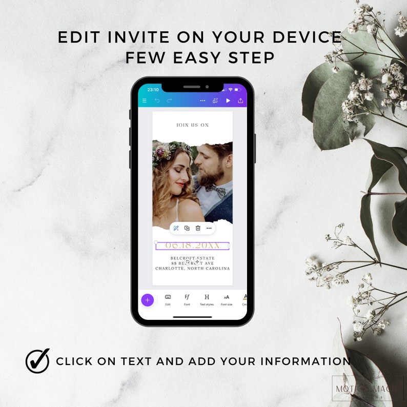 Puede incluir: La pantalla de un tel&eacute;fono m&oacute;vil que muestra una plantilla de invitaci&oacute;n de boda con una foto de una pareja, texto que dice "JOIN US ON" y campos de texto editables para la fecha, la ubicaci&oacute;n y otros detalles. El texto "CLICK ON TEXT AND ADD YOUR INFORMATION" es visible debajo del tel&eacute;fono.