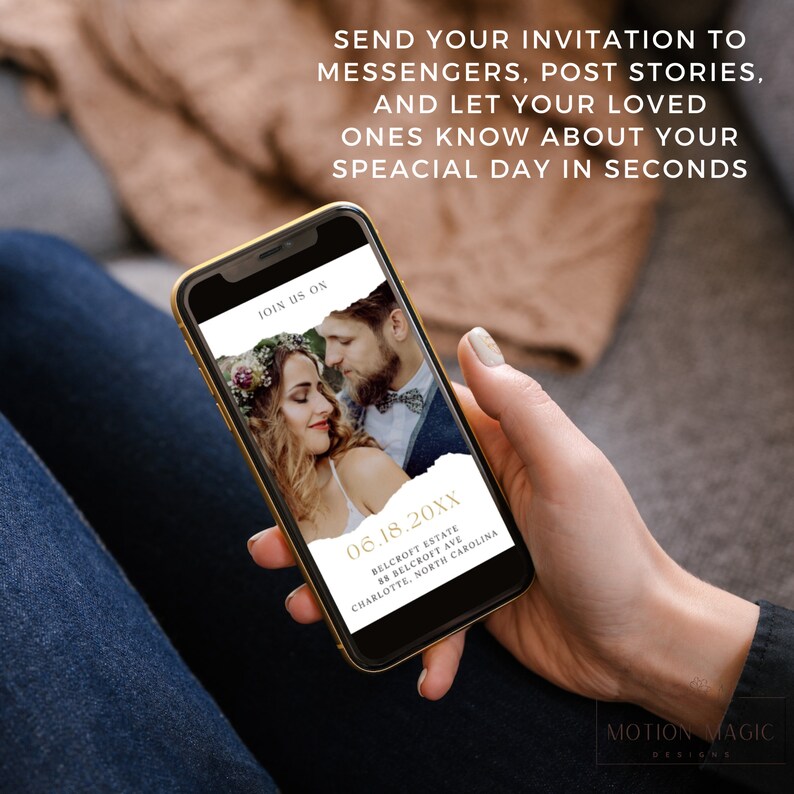 Puede incluir: Una pantalla de tel&eacute;fono inteligente que muestra una invitaci&oacute;n de boda con una foto de una pareja, el texto "JOIN US ON 06.18.20XX BELCROFT ESTATE 88 BELCROFT AVE CHARLOTTE, NORTH CAROLINA" y un dise&ntilde;o de l&aacute;mina dorada.