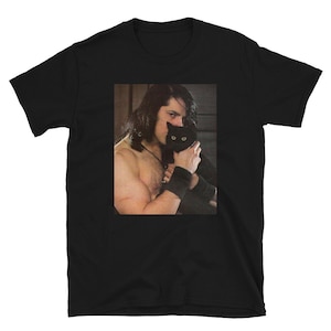 glenn danzig hält sein katzen t-shirt