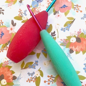 Crochet Hook Grip, Ergonomic Crochet Hook, Ergonomic Hooks For Crocheters, Crochet Hook Handle For Arthritis, Interchangeable LARGER GRIP