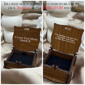 Puede incluir: Dos cajas de madera con mensajes grabados. La primera caja dice "I Love You Mom Smith" y la segunda caja dice "I'm sending you my love, strength, and hope in this time of sorrow."