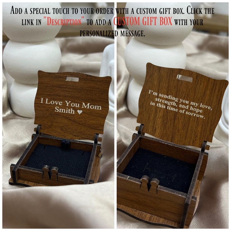 Puede incluir: Dos cajas de madera con mensajes grabados. La primera caja dice "I Love You Mom Smith" y la segunda caja dice "I'm sending you my love, strength, and hope in this time of sorrow."