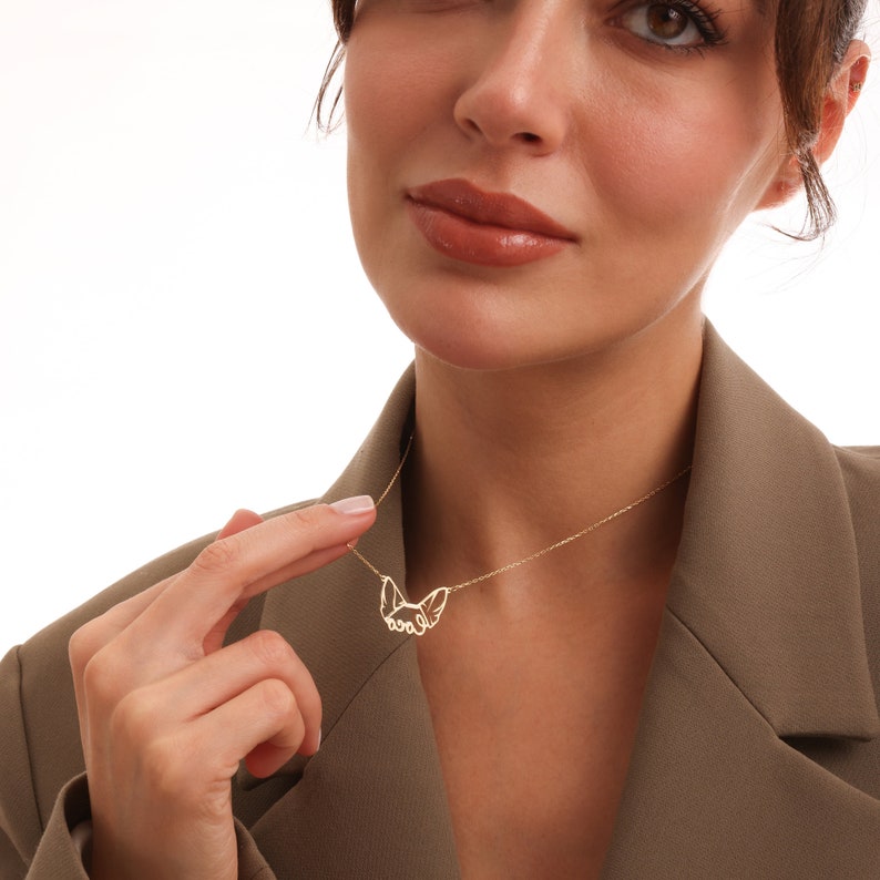 Puede incluir: Un collar de cadena de oro con un delicado colgante de mariposa. El colgante est&aacute; hecho de metal fino y tiene un dise&ntilde;o recortado.