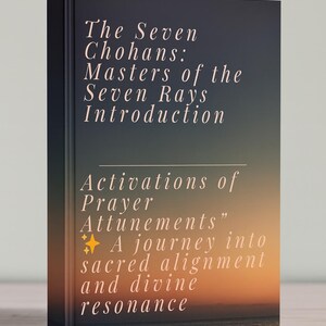 Könnte beinhalten: Ein Buch mit dem Titel "The Seven Chohans: Masters of the Seven Rays Introduction" mit Texten über Gebet und Einstimmungen. Das Cover zeigt einen Farbverlauf von Dunkelblau nach Orange, mit einem Sonnenuntergang über dem Meer.