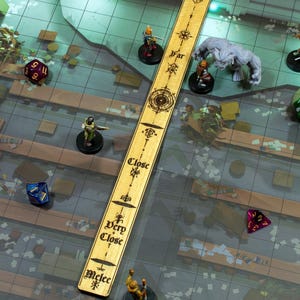 Puede incluir: Una configuración de juego de rol de mesa con una regla de alcance de madera etiquetada "Far" a "Melee". Figuras en miniatura y dados de múltiples caras están dispersos por un mapa que representa una habitación con mesas.