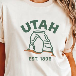 Utah Minimalist T-Shirt, Delicate Arch Unisex Tee, Comfort Colors, Vintage Inspired Souvenir Shirt, Moab UT Retro Design, Arches National