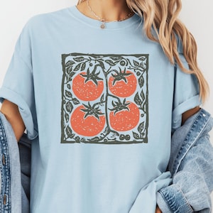 Camiseta de tomate, camiseta de jardín de arte popular, camiseta de verduras escandinava, camiseta de productos agrícolas estilo linograbado, camiseta gráfica de cocina cottagecore imagen 1