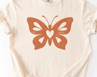 Fjärilshjärta-tröja, minimalistisk folklig fjärilströja, Cottagecore-grafiktröja, symbolisk fjärilströja, enkel naturgåva till henne