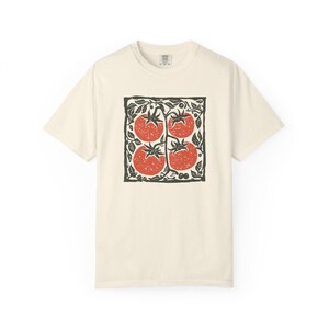 Camiseta de tomate, camiseta de jardín de arte popular, camiseta de verduras escandinava, camiseta de productos agrícolas estilo linograbado, camiseta gráfica de cocina cottagecore Ivory