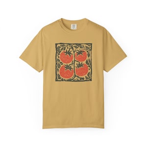 Camiseta de tomate, camiseta de jardín de arte popular, camiseta de verduras escandinava, camiseta de productos agrícolas estilo linograbado, camiseta gráfica de cocina cottagecore Mustard