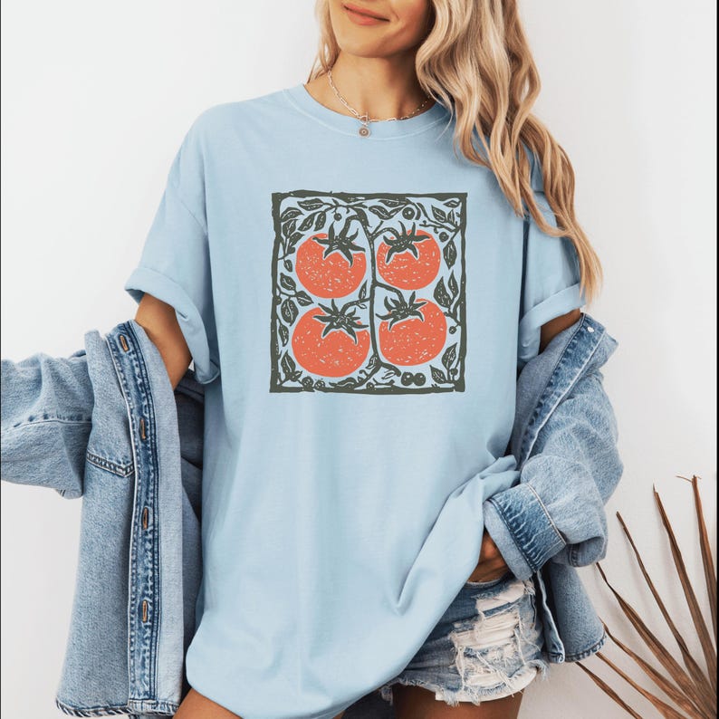 Camiseta de tomate, camiseta de jardín de arte popular, camiseta de verduras escandinava, camiseta de productos agrícolas estilo linograbado, camiseta gráfica de cocina cottagecore imagen 1