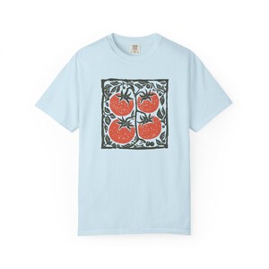 Camiseta de tomate, camiseta de jardín de arte popular, camiseta de verduras escandinava, camiseta de productos agrícolas estilo linograbado, camiseta gráfica de cocina cottagecore Chambray