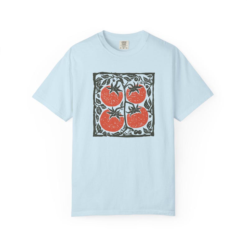 Camiseta de tomate, camiseta de jardín de arte popular, camiseta de verduras escandinava, camiseta de productos agrícolas estilo linograbado, camiseta gráfica de cocina cottagecore Chambray