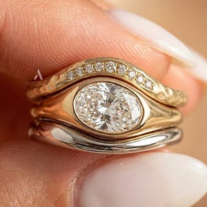 Anillo de compromiso con diamante cultivado en laboratorio de talla ovalada, alianza de boda apilable curva y lisa, conjunto de anillos de boda solitario con engaste biselado único de oro de 14k.