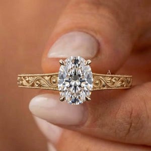 Vintage-Solitärring mit filigranem Rankenmuster, oval geschliffener, im Labor gezüchteter Diamant, viktorianisch inspirierter Ring mit antikisierten Kanten und Milgrain-Verzierung, 14 Karat Gelbgold