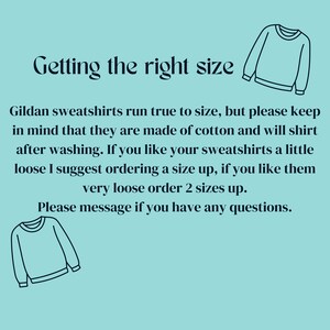 Puede incluir: Texto sobre un fondo azul claro que dice "Getting the right size" con un dibujo de l&iacute;nea de una sudadera a cada lado. El texto debajo dice "Las sudaderas Gildan son de talla normal, pero ten en cuenta que est&aacute;n hechas de algod&oacute;n y se encoger&aacute;n despu&eacute;s del lavado. Si te gustan las sudaderas un poco sueltas, te sugiero que pidas una talla m&aacute;s grande, si te gustan muy sueltas, pide 2 tallas m&aacute;s grandes. Por favor, ponte en contacto si tienes alguna pregunta."