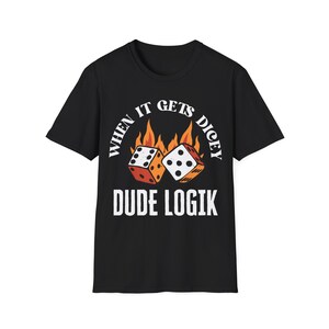 Puede incluir: Camiseta negra con un gráfico blanco de dos dados en llamas con el texto "When it gets dicey Dude Logik".