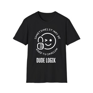 Puede incluir: Camiseta negra con un diseño gráfico blanco. El gráfico presenta una cara sonriente con un candado sobre el ojo y el texto "Sometimes it may be hard to swallow". Debajo del gráfico está el texto "DUDE LOGIK".