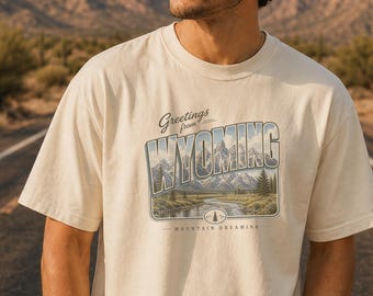 Koszulka z pozdrowieniami z Wyoming | Projekt pocztówki vintage z górskim krajobrazem