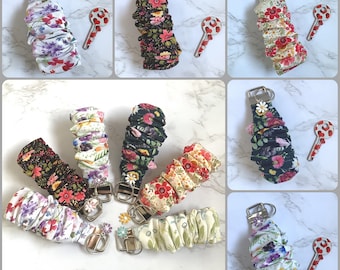 Llavero de tela floral hecho a mano pulsera Scrunchie/llavero Scrunchie hecho a mano/agarre de llave de tela/llavero de tela/llavero de tela de flores silvestres