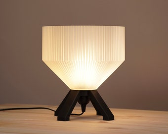 Tischlampe Airi Tischleuchte minimalistisch elegant - schwarz mit leicht transparentem Lampenschirm - Hergestellt in Deutschland
