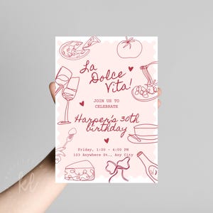 Peut inclure: Une invitation illustr&eacute;e rose et rouge pour le 30e anniversaire de Harper. L'invitation pr&eacute;sente le texte "La Dolce Vita !" et comprend des illustrations de nourriture et de boissons, notamment des verres &agrave; vin, des pizzas, des p&acirc;tes et du fromage. Le texte de l'invitation indique "Rejoignez-nous pour c&eacute;l&eacute;brer le 30e anniversaire de Harper. Vendredi, 13h00 - 16h00, 123 Anywhere St., Any City."