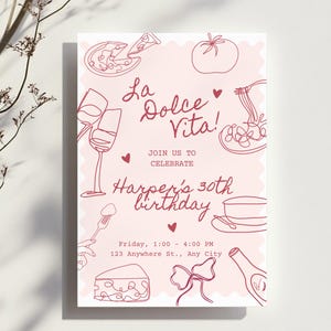 Peut inclure: Une invitation rose et blanche avec des dessins au trait rouge de plats et de boissons italiens. Le texte indique "La Dolce Vita ! Rejoignez-nous pour c&eacute;l&eacute;brer le 30e anniversaire de Harper. Vendredi, 13h00 - 16h00, 123 Anywhere St., Any City."