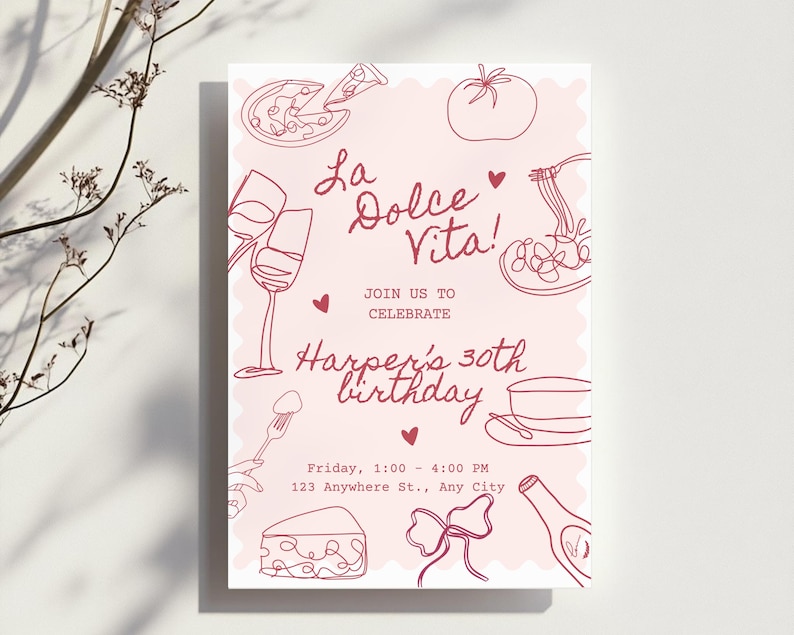 Peut inclure: Une invitation rose et blanche avec des dessins au trait rouge de plats et de boissons italiens. Le texte indique "La Dolce Vita ! Rejoignez-nous pour c&eacute;l&eacute;brer le 30e anniversaire de Harper. Vendredi, 13h00 - 16h00, 123 Anywhere St., Any City."