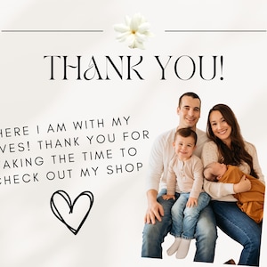 Peut inclure: Une famille de quatre personnes, dont un b&eacute;b&eacute;, pose pour une photo. Les parents sourient et tiennent leurs enfants. Le texte "THANK YOU! HERE I AM WITH MY LOVES! THANK YOU FOR TAKING THE TIME TO CHECK OUT MY SHOP" est &eacute;crit sur un fond blanc.