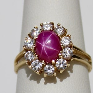 Anillo con cabujón de rubí estrella y espinela, 3 quilates en oro de 14 quilates