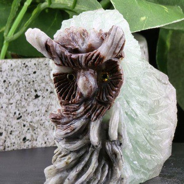 Hand-Carved Quartz Crystal Owl Figurine: Unique Gemstone Decor