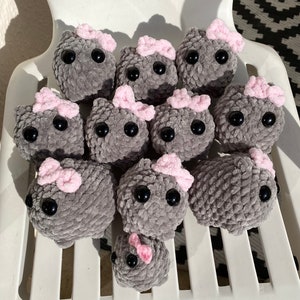 Trauriger Hamster Amigurumi, niedlicher Hamster Tiktok meme, häkeln Hamster rosa Bogen handgemachte Schlüsselanhänger Hamster Bild 2