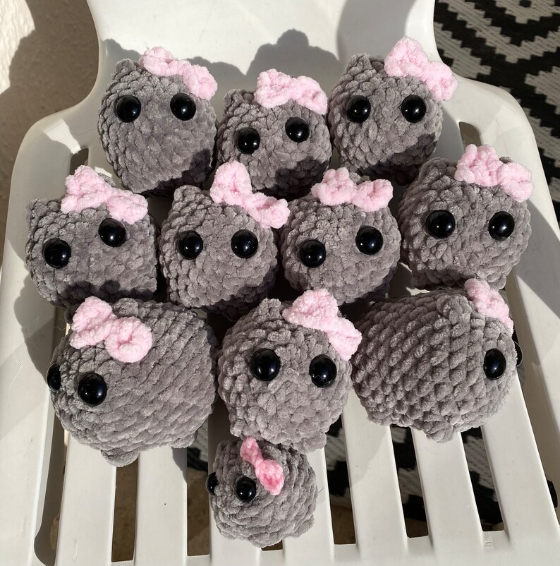 Trauriger Hamster Amigurumi, niedlicher Hamster Tiktok meme, häkeln Hamster rosa Bogen handgemachte Schlüsselanhänger Hamster Bild 2