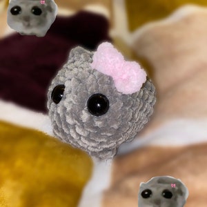 Trauriger Hamster Amigurumi, niedlicher Hamster Tiktok meme, häkeln Hamster rosa Bogen handgemachte Schlüsselanhänger Hamster Bild 10