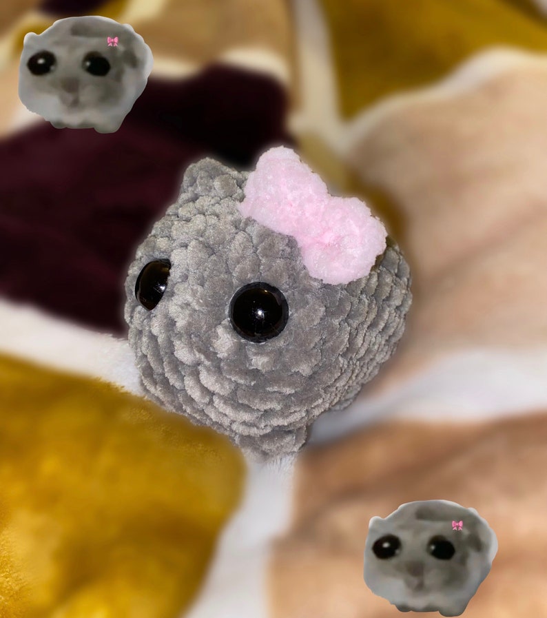 Criceto triste Amigurumi, meme Tiktok del criceto carino, criceto portachiavi fatto a mano con fiocco rosa all'uncinetto immagine 10