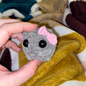 Trauriger Hamster Amigurumi, niedlicher Hamster Tiktok meme, häkeln Hamster rosa Bogen handgemachte Schlüsselanhänger Hamster Bild 6