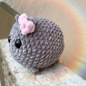 Amigurumi de hamster triste, meme mignon de hamster de Tiktok, hamster de porte-clés fait main de noeud rose de hamster au crochet Big